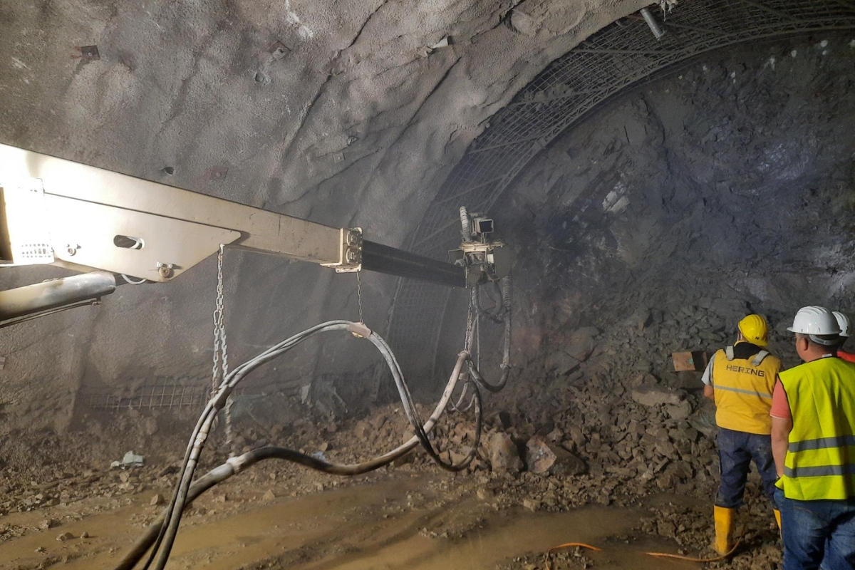 Shotcrete application in the tunnel